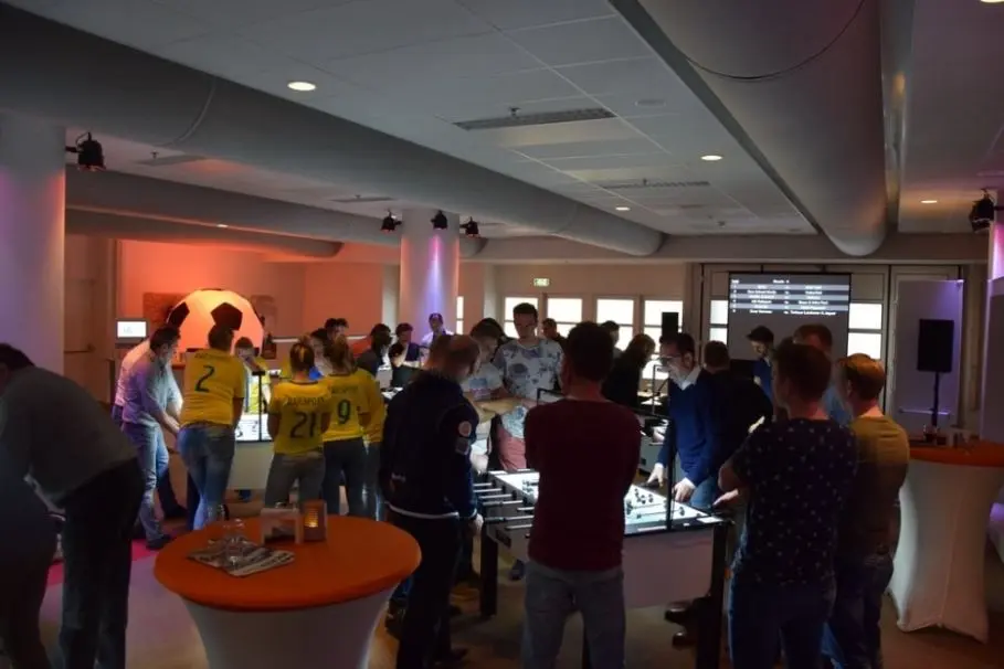 Werken aan teambuilding met een beetje hulp van een uniek tafelvoetbalspel van Kickerprofs in de buurt van Amersfoort